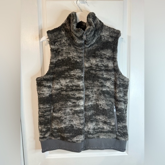Athleta Women’s Fog Camo Bluff Sherpa Tugga Vest - Size Medium - Picture 1 of 8